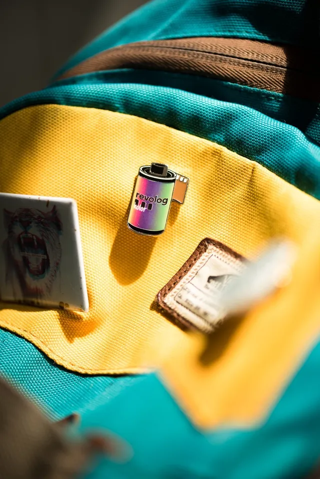 revolog-third-culture-kolor-pin-metall-2x2-5cm-film image 1