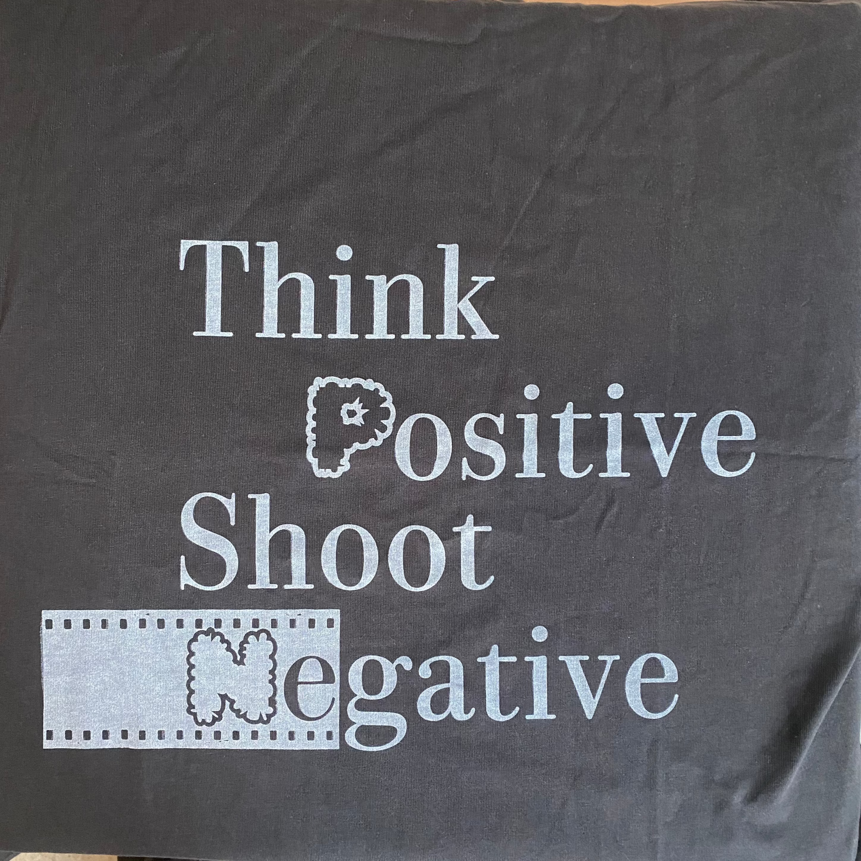 filmneverdie-think-positive-shoot-negative-t-shirt-schwarz image 2