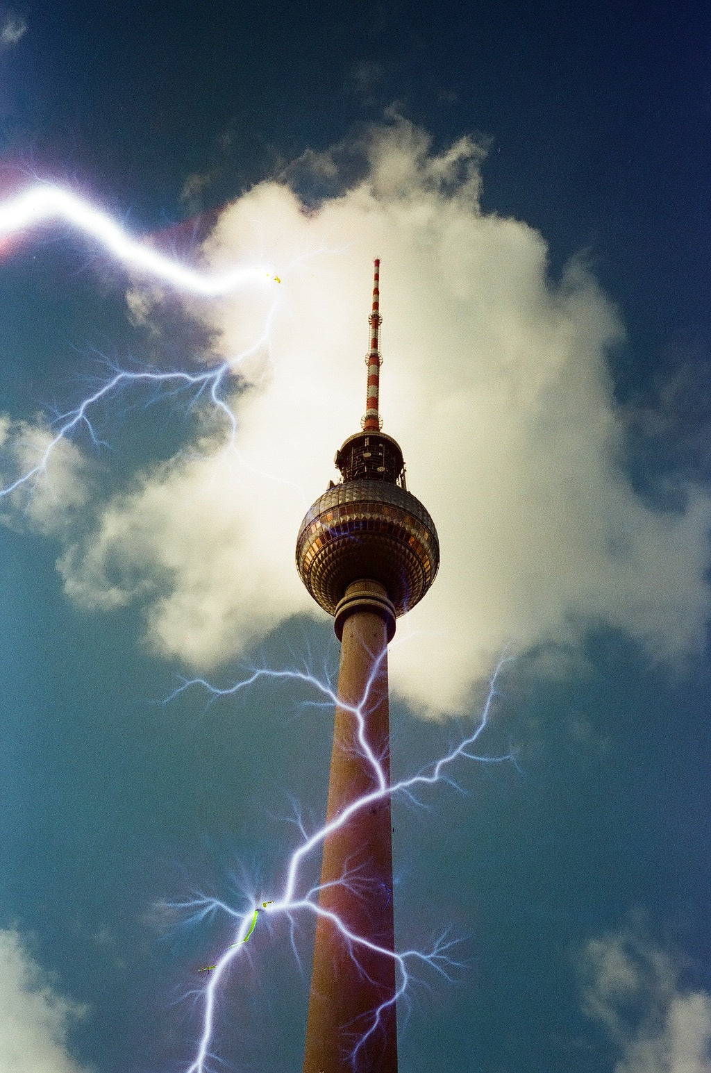 revolog-tesla-1-effektfilm-35mm-farbfilm-36-aufnahmen image 3