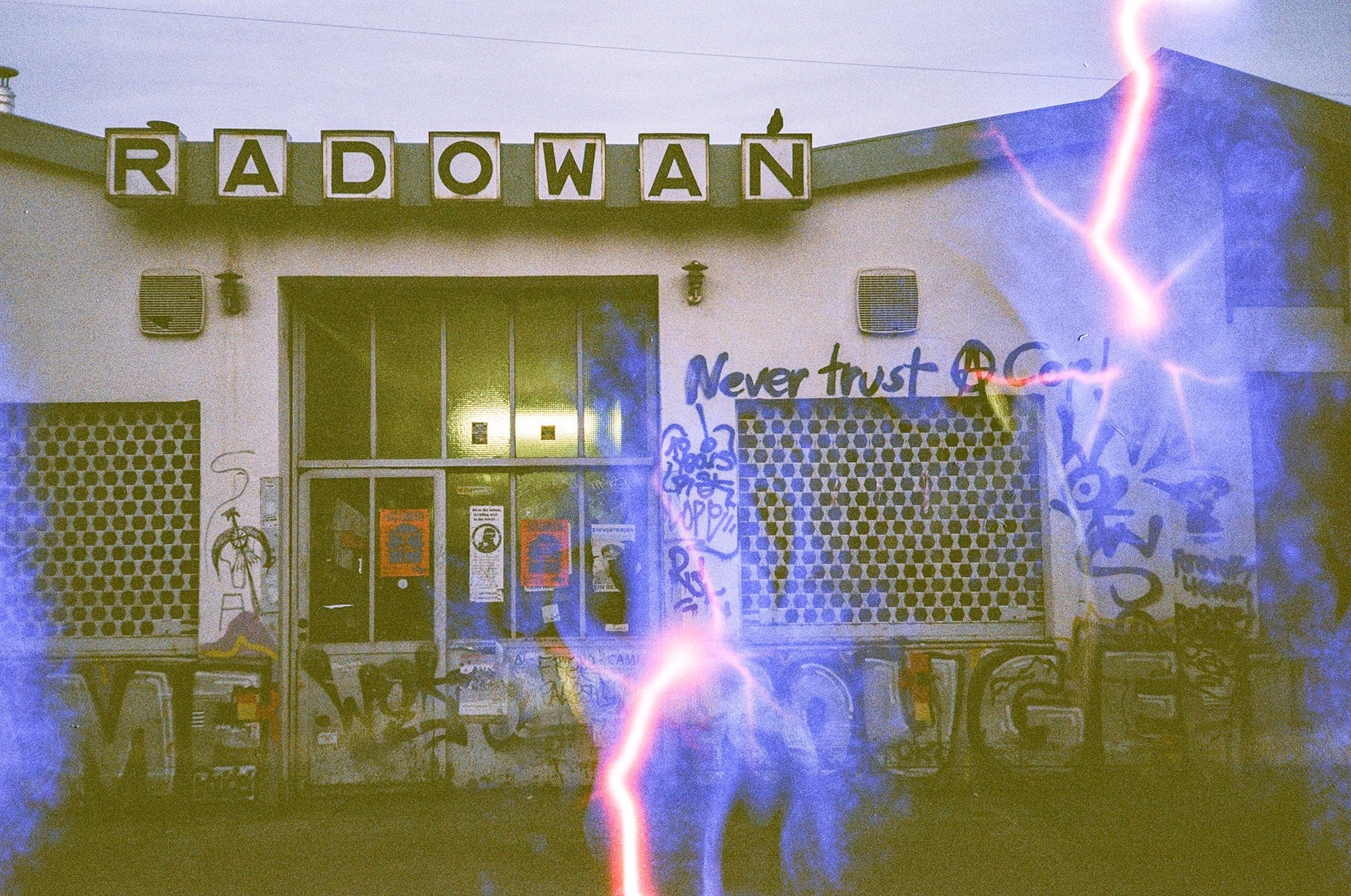 revolog-tesla-ii-35mm-farbfilm-36-bilder-iso-200-blitz image 3