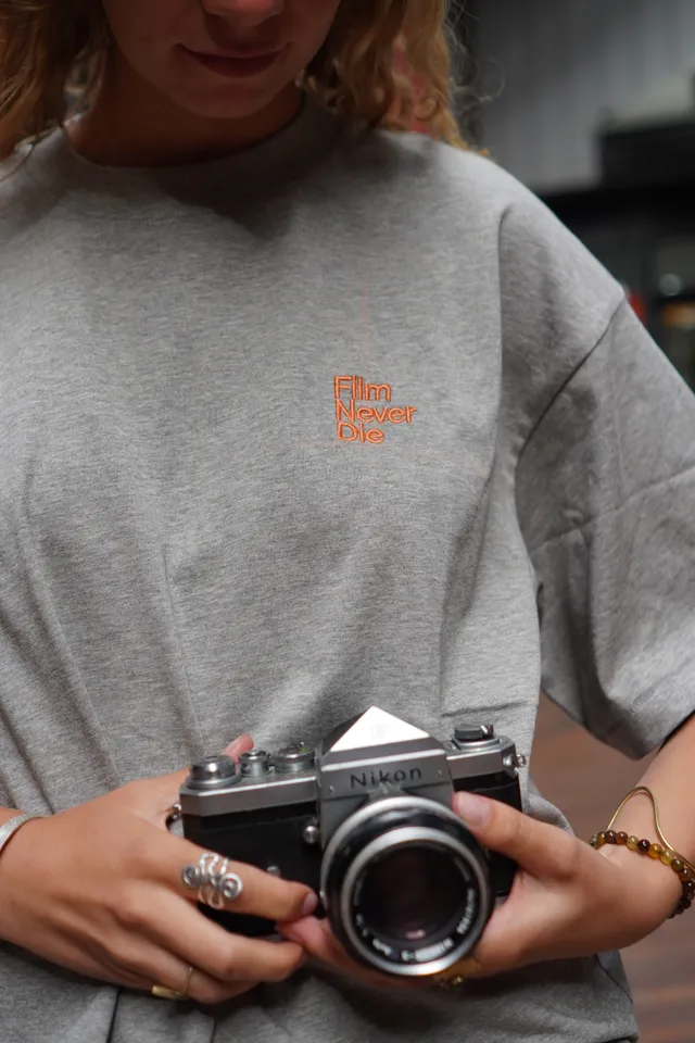 filmneverdie-think-positive-t-shirt-grau-orange-unisex image 1
