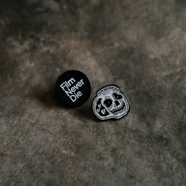 filmneverdie-pin-2in1-pack-limited-edition-anstecker image 1