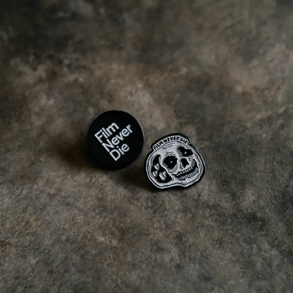 filmneverdie-pin-2in1-pack-limited-edition-anstecker image 1