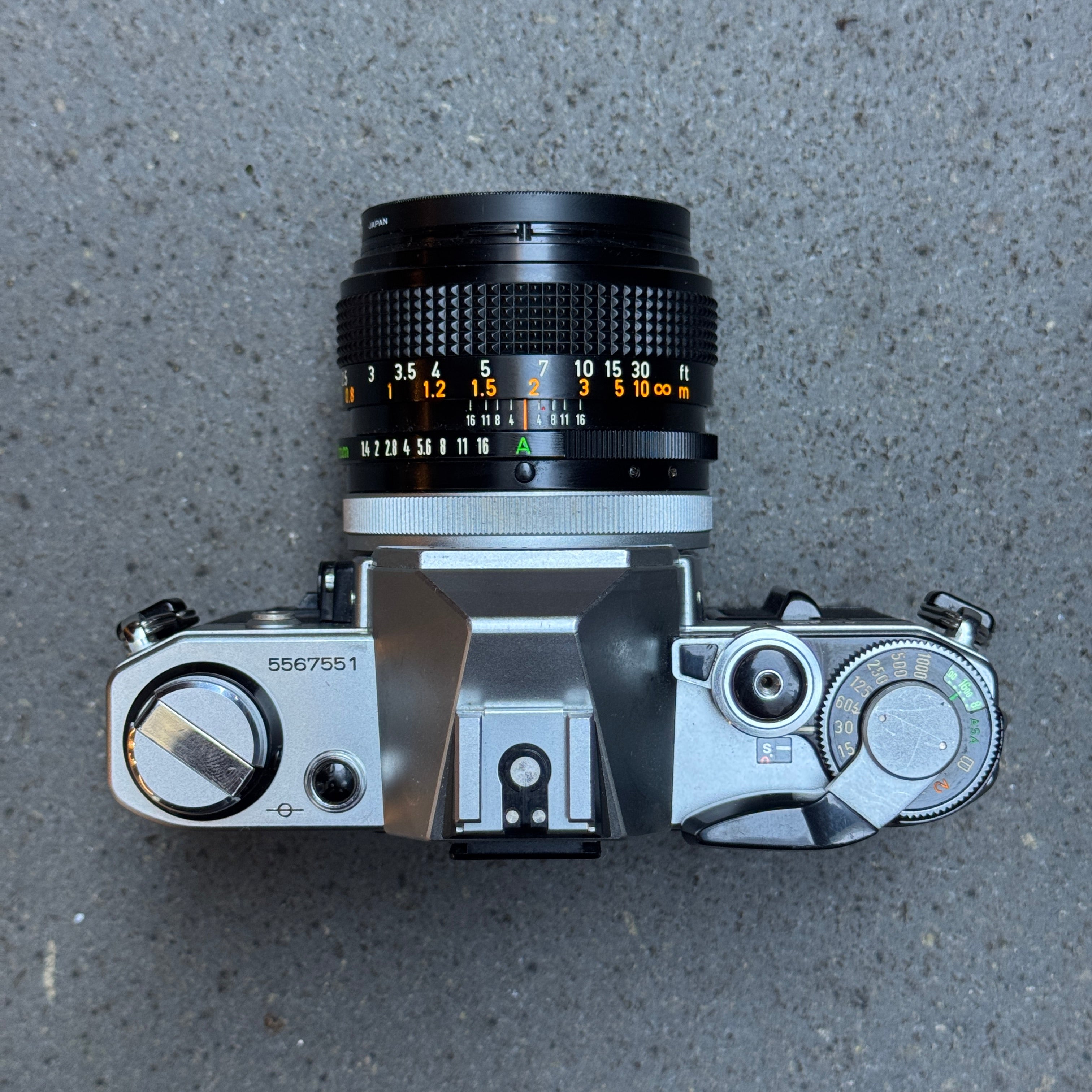 canon-ae-1-spiegelreflexkamera-mit-fd-50mm-f-1-4-objektiv-35mm image 2