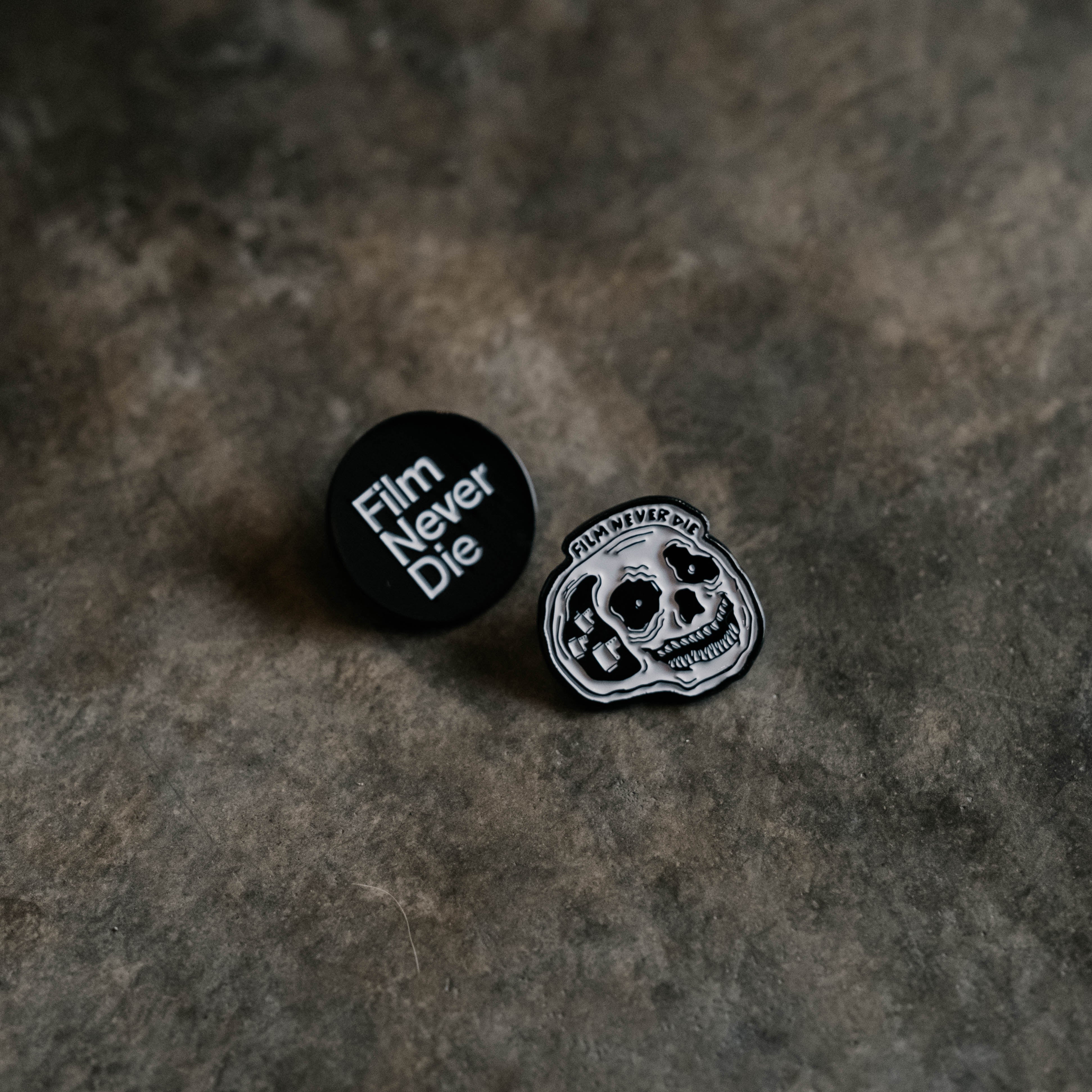 filmneverdie-pin-2in1-pack-limited-edition-anstecker image 1