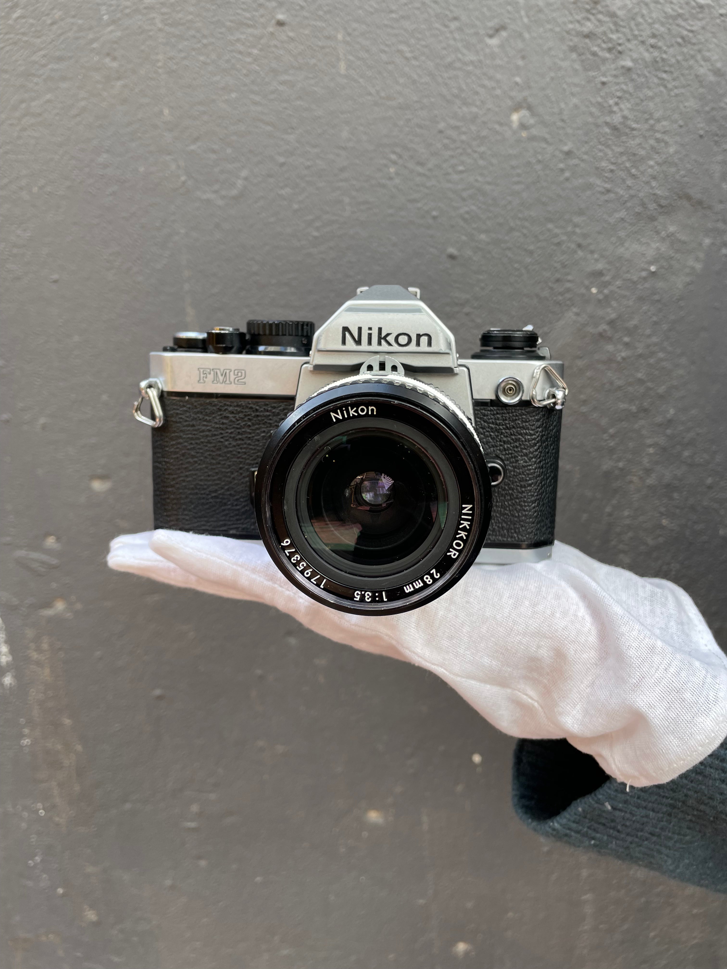 nikon-fm2-slr-kamera-mit-nikkor-28mm-f-3-5-analog image 1