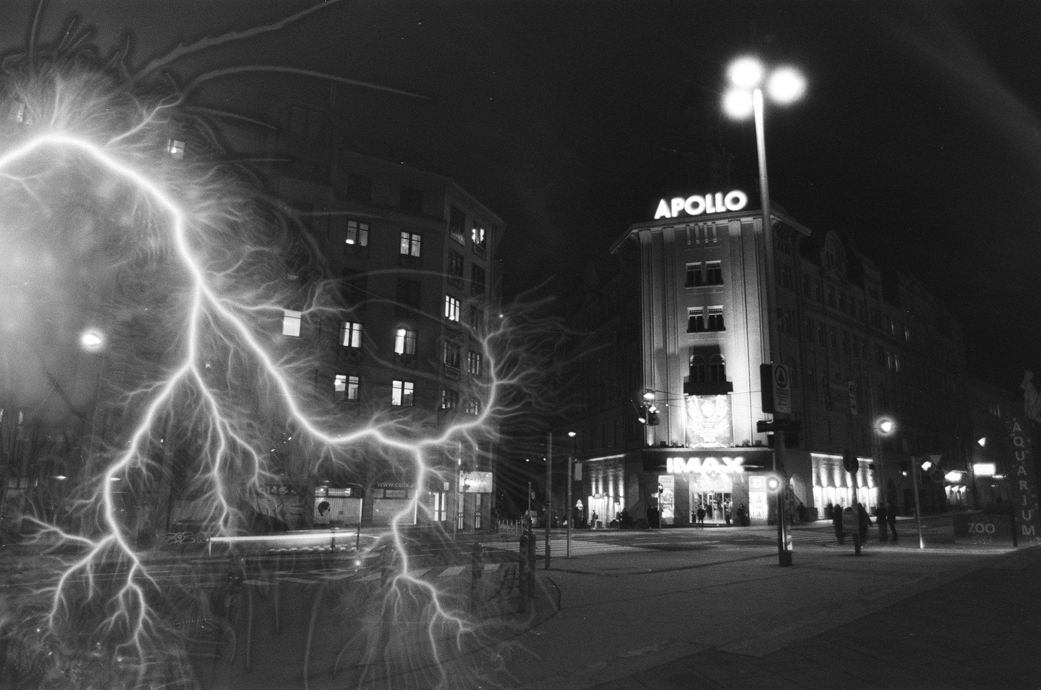 revolog-tesla-bw-35mm-schwarzwei-film-200-iso-36-bilder-blitz-effekt image 2