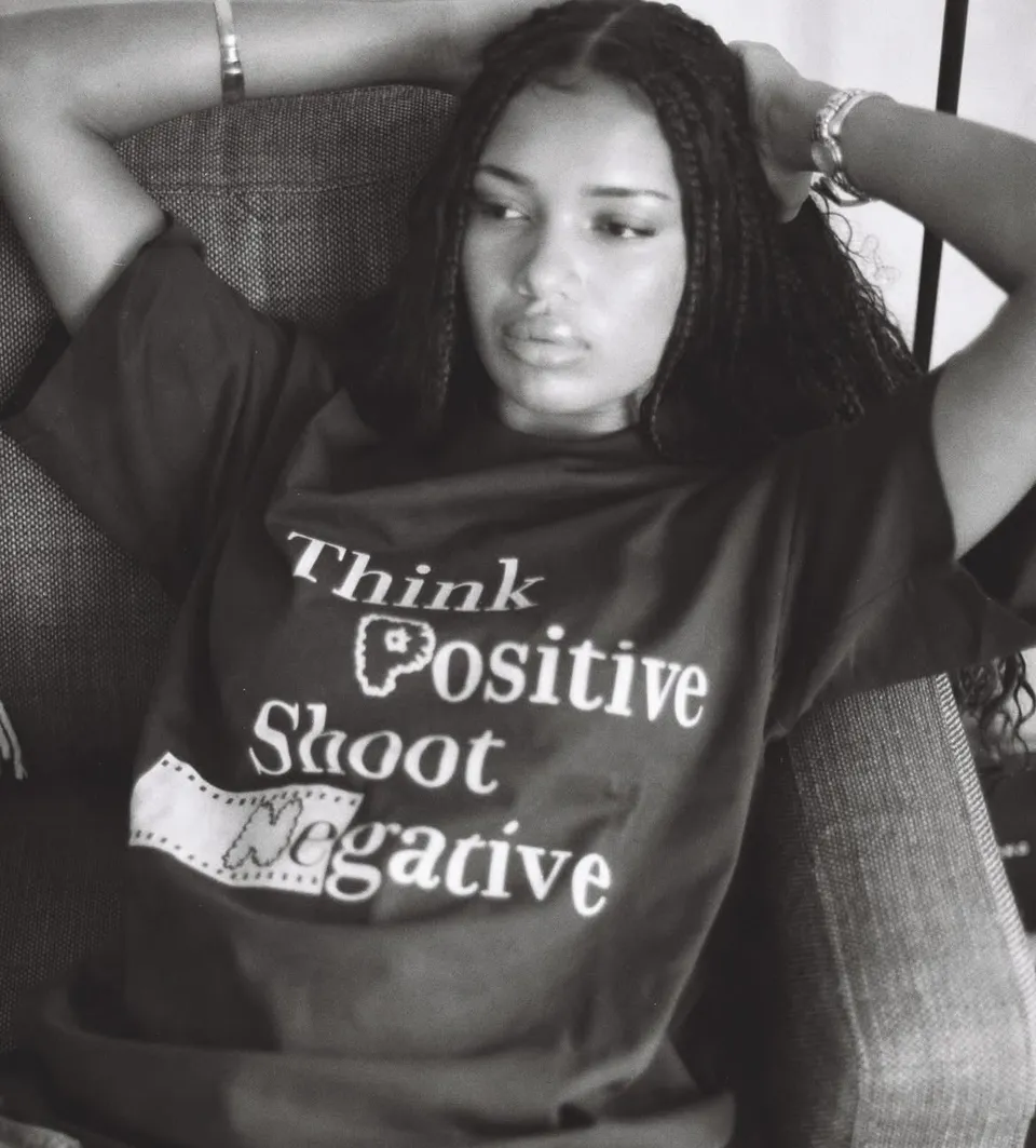 filmneverdie-think-positive-shoot-negative-t-shirt-schwarz image 1