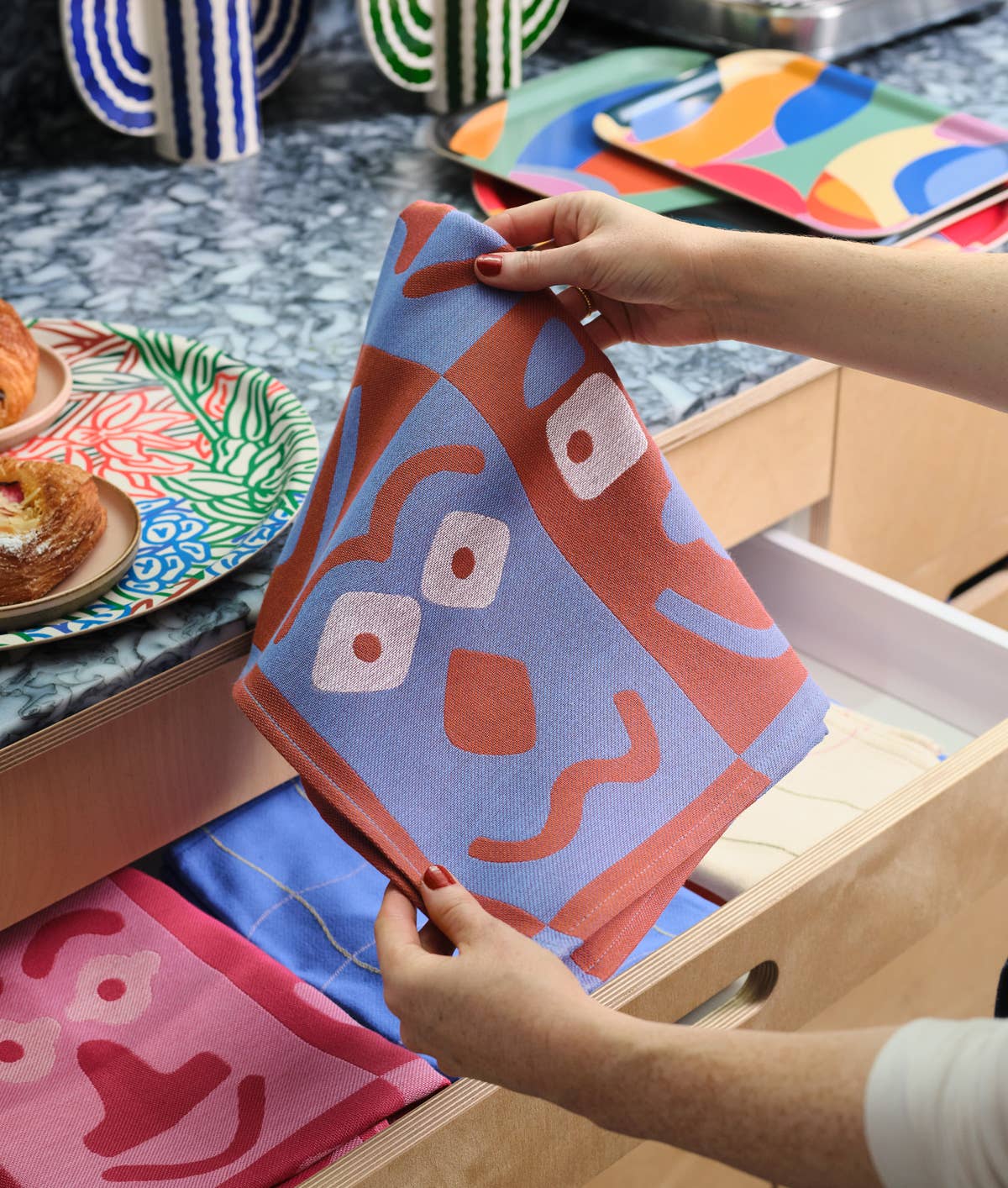 dubblefilm-making-faces-blue-brown-geschirrtuch-baumwolle-50x70 image 2