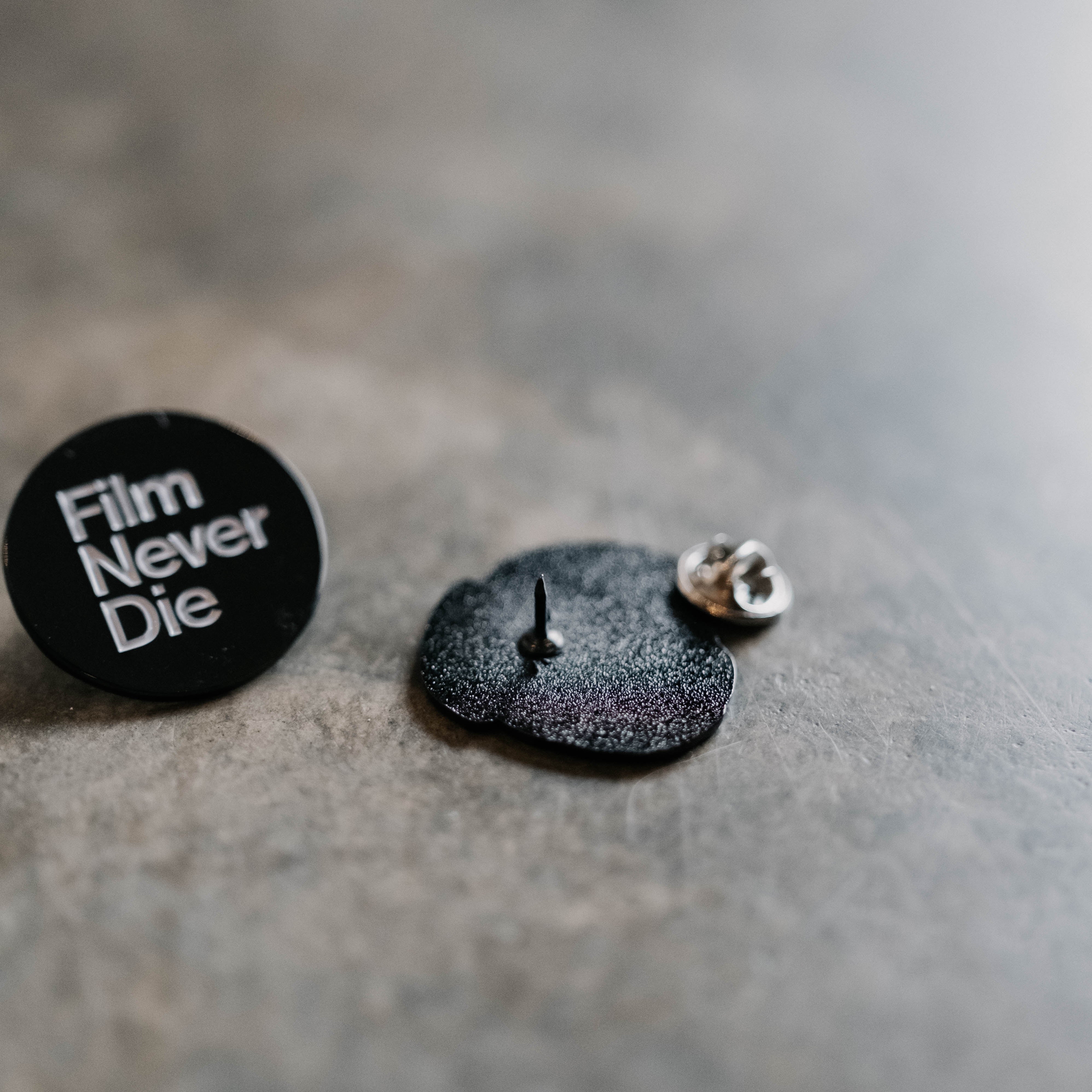 filmneverdie-pin-2in1-pack-limited-edition-anstecker image 2