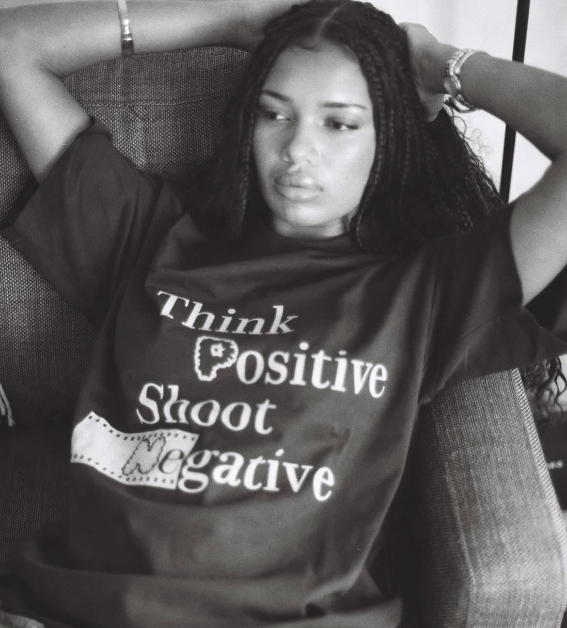 filmneverdie-think-positive-shoot-negative-t-shirt-schwarz image 1
