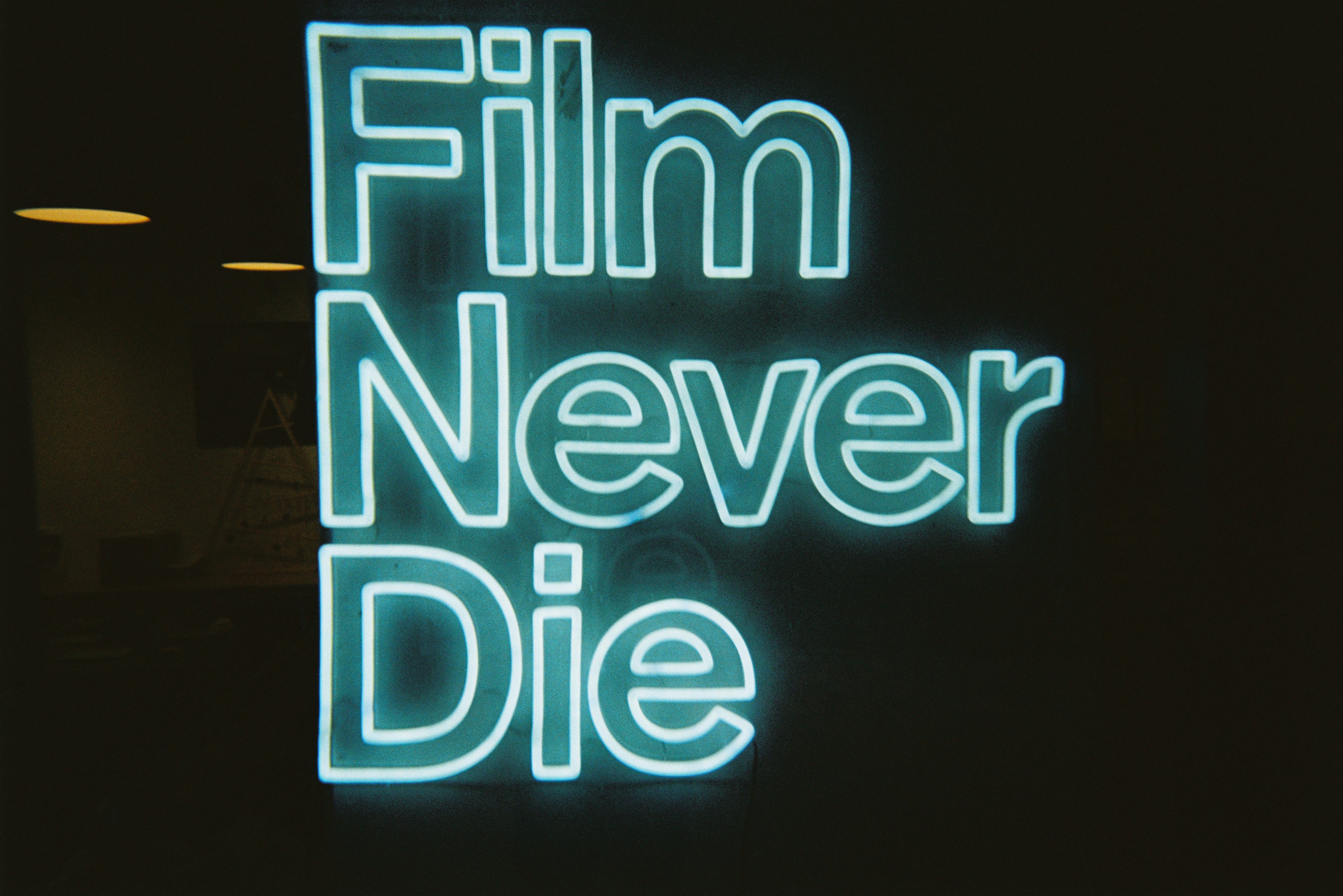 film-never-die-einwegkamera-35mm-schwarz-27-bilder-mit-blitz image 2