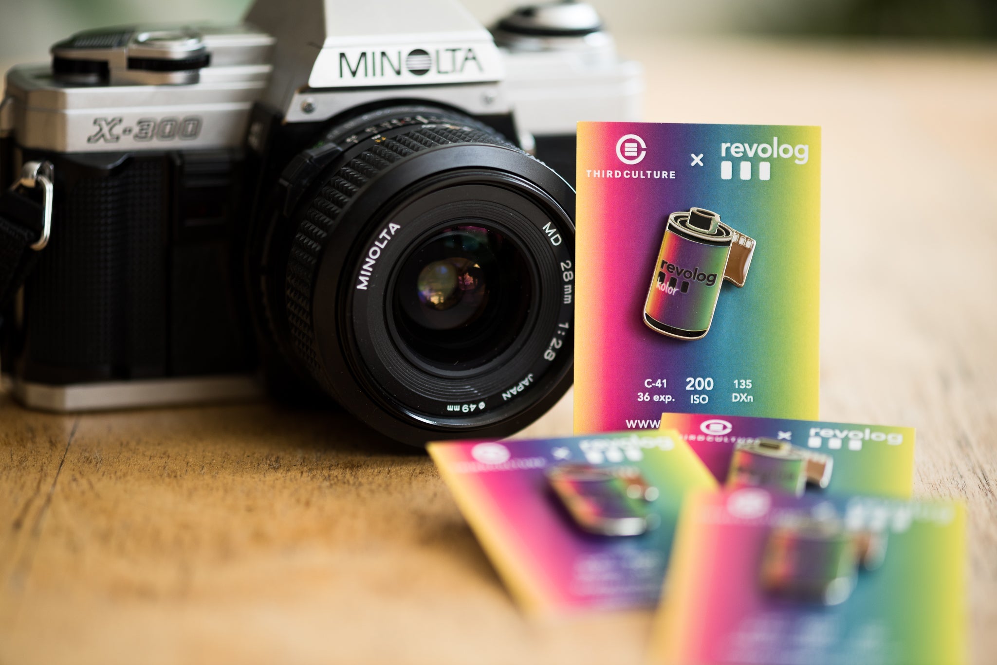 revolog-third-culture-kolor-pin-metall-2x2-5cm-film image 4