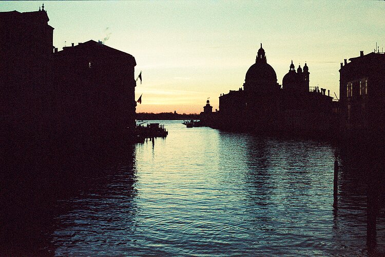dubblefilm-ilfocolor-400-cinematic-farbfilm-35mm image 3