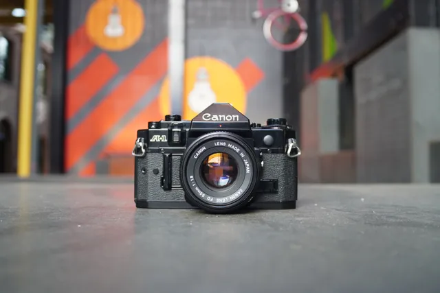 canon-a-1-slr-kamera-mit-fd-50mm-f-1-8-analog image 1