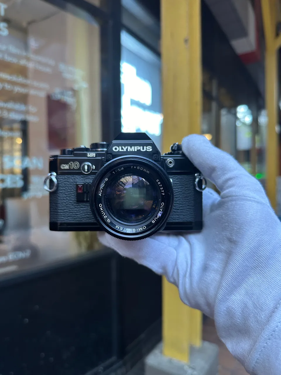 olympus-om-10-spiegelreflexkamera-mit-zuiko-50mm-f-1-8-kit image 1