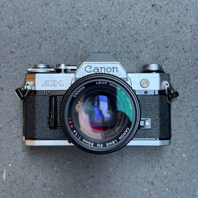 canon-ae-1-spiegelreflexkamera-mit-fd-50mm-f-1-4-objektiv-35mm image 1