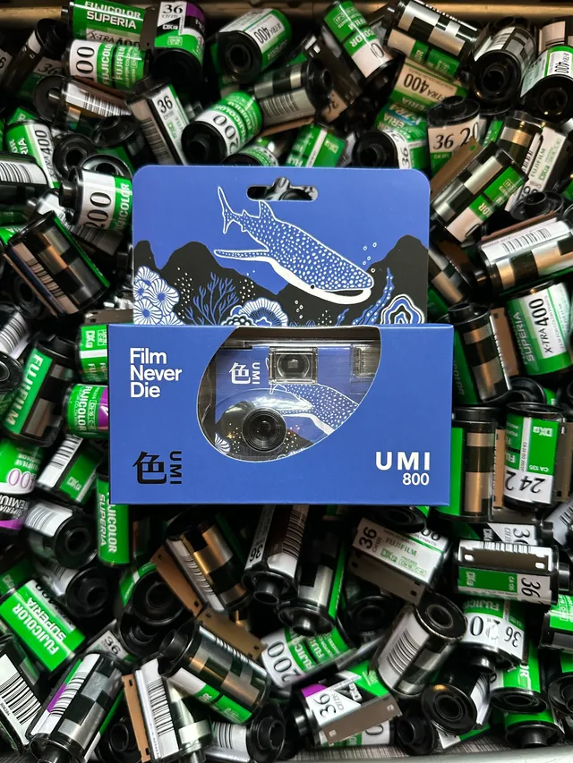 filmneverdie-umi-800-einwegkamera-35mm-27-bilder-mit-blitz image 1