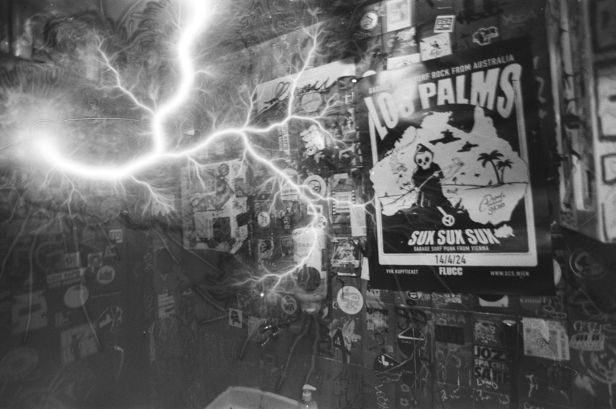 revolog-tesla-bw-35mm-schwarzwei-film-200-iso-36-bilder-blitz-effekt image 3