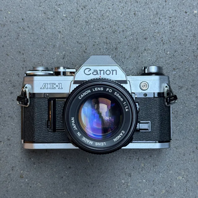 canon-ae-1-spiegelreflexkamera-mit-fd-50mm-f-1-4-schwarz image 1