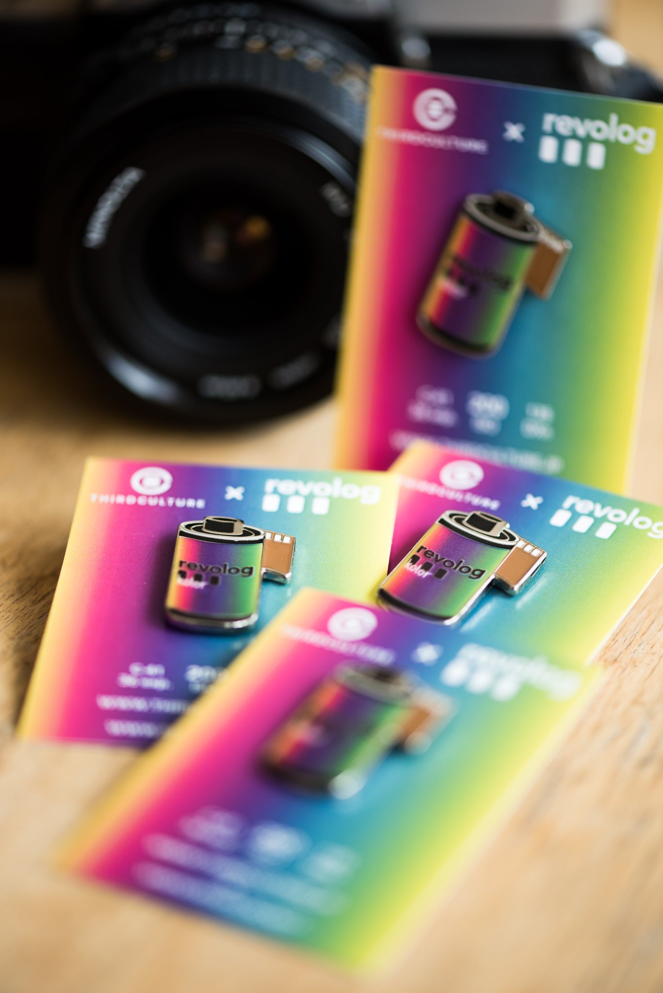 revolog-third-culture-kolor-pin-metall-2x2-5cm-film image 3