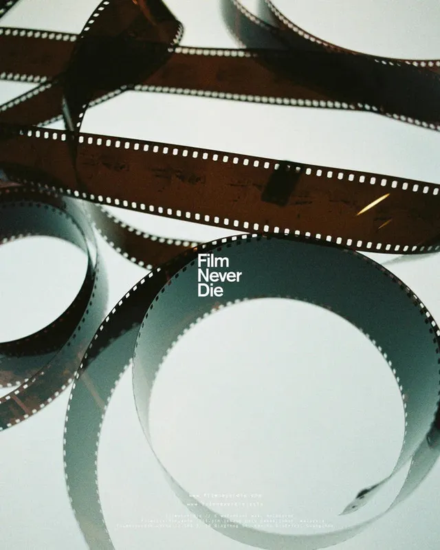 film-never-die-accessories-labor-drop-box-c41-35mm-2-rollen image 1