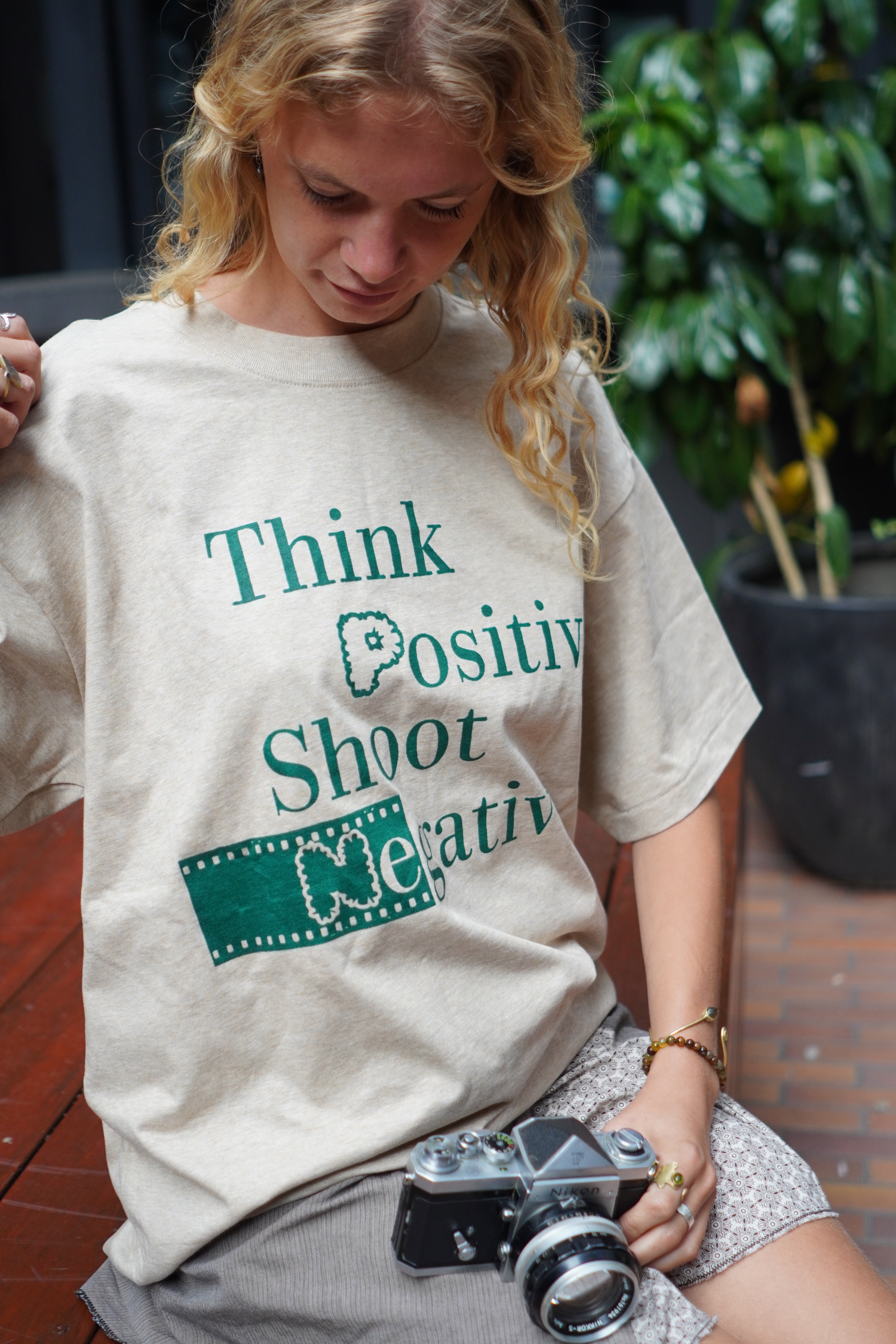 filmneverdie-think-positive-t-shirt-beige-gr-n image 1