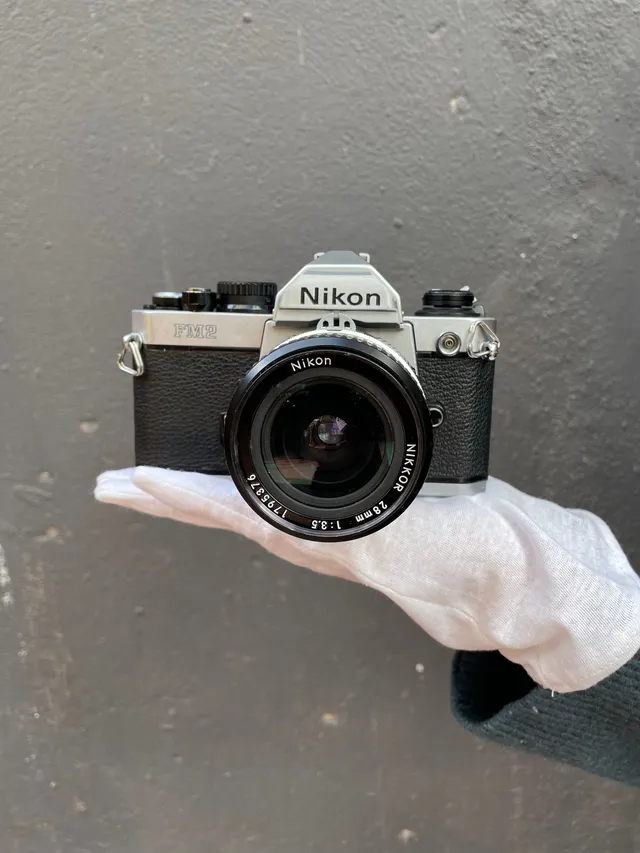 nikon-fm2-slr-kamera-mit-nikkor-28mm-f-3-5-analog image 1