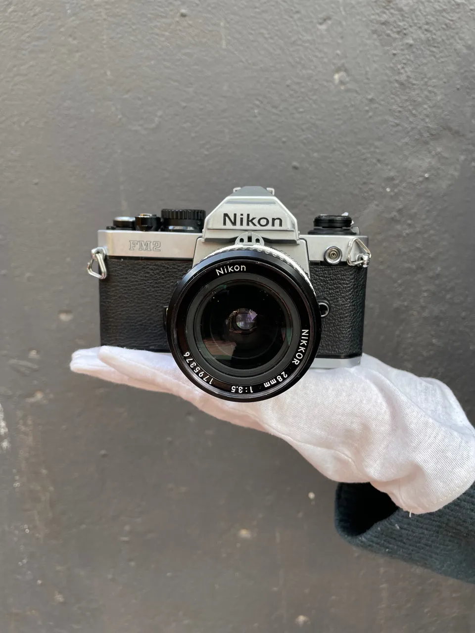 nikon-fm2-slr-kamera-mit-nikkor-28mm-f-3-5-analog image 1