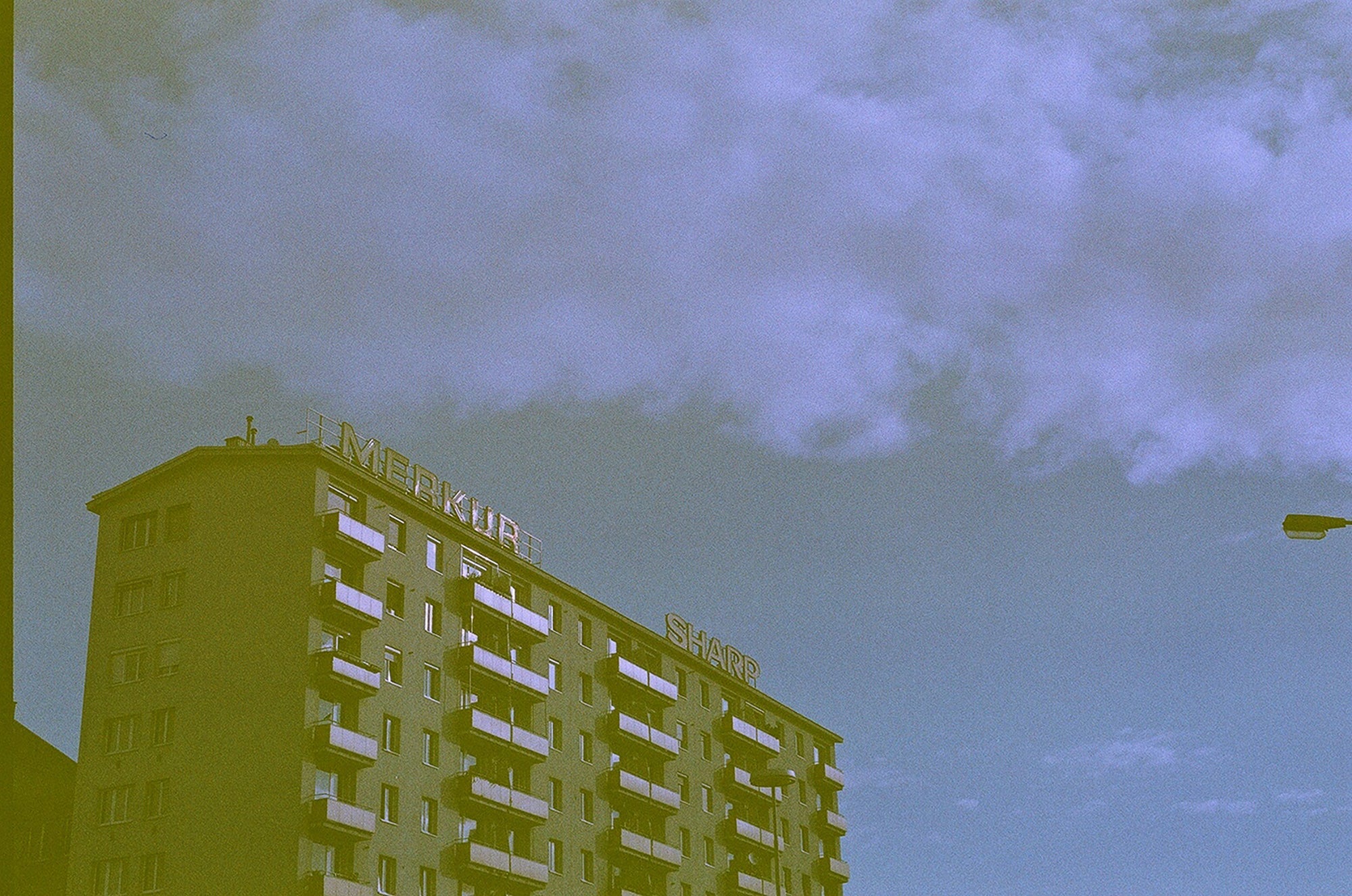 revolog-460nm-effektfilm-35mm-200-iso-36-bilder-violett image 7