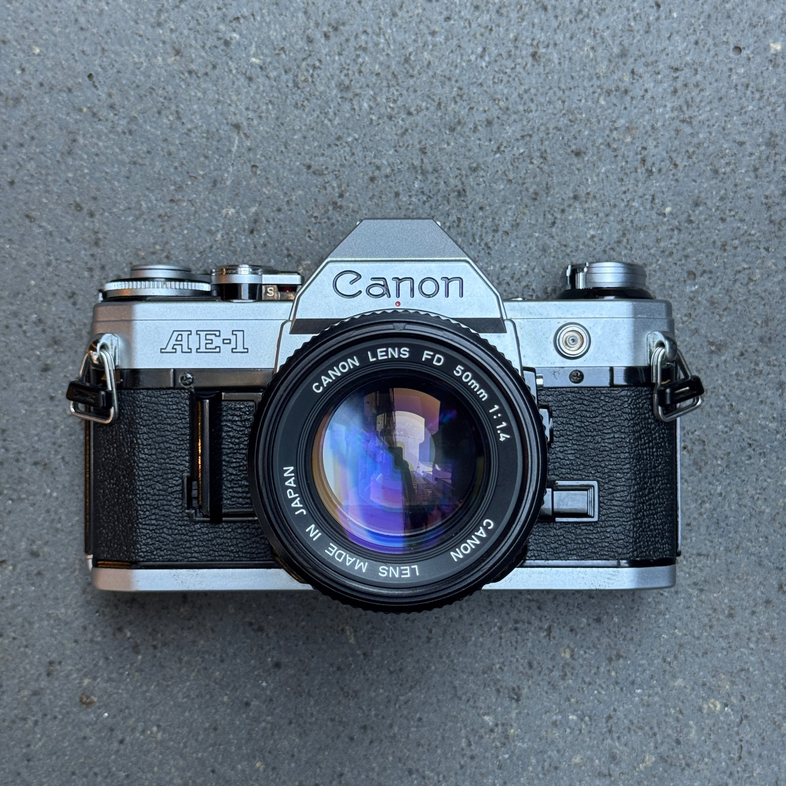 canon-ae-1-spiegelreflexkamera-mit-fd-50mm-f-1-4-schwarz image 1