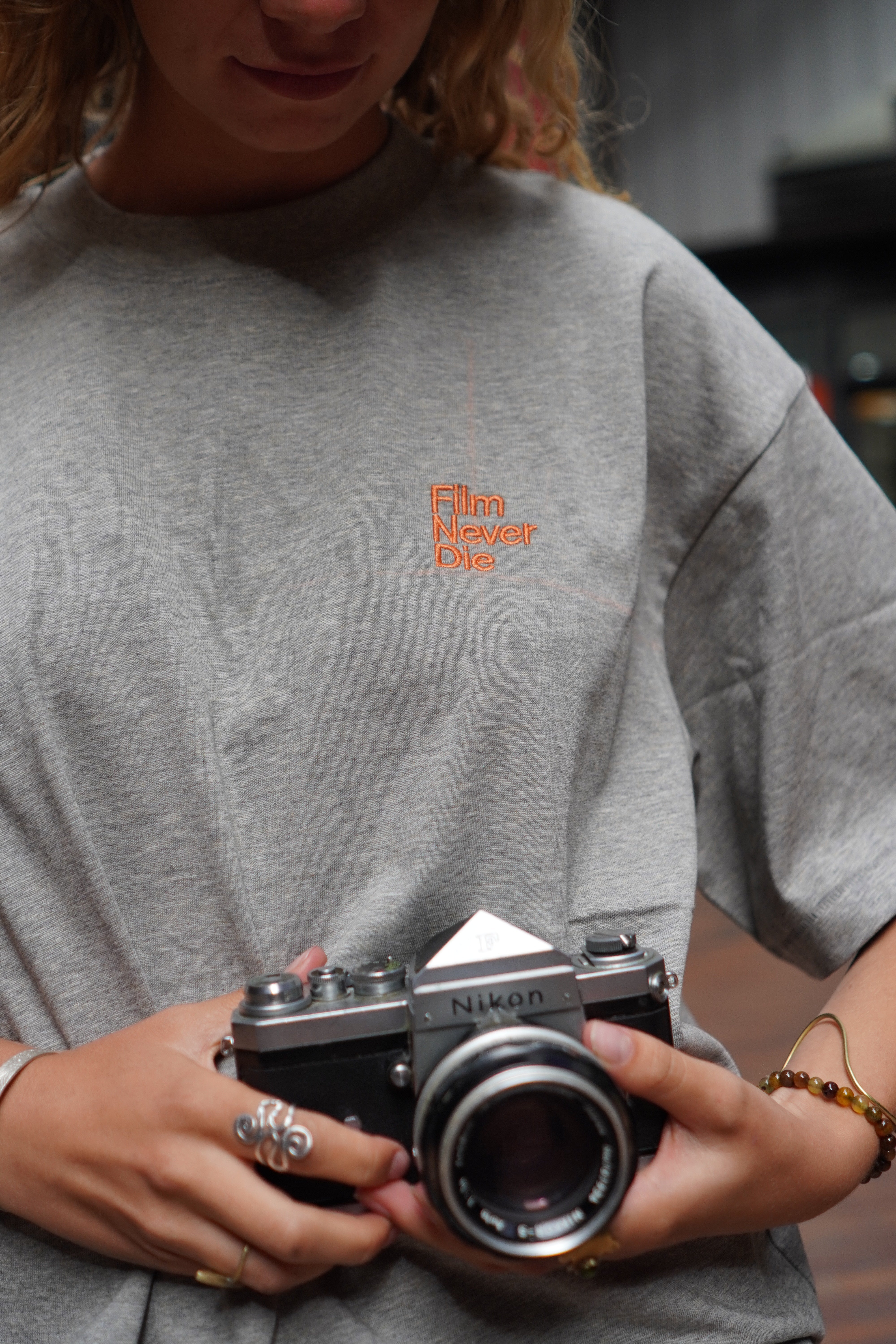 filmneverdie-think-positive-t-shirt-grau-orange-unisex image 1