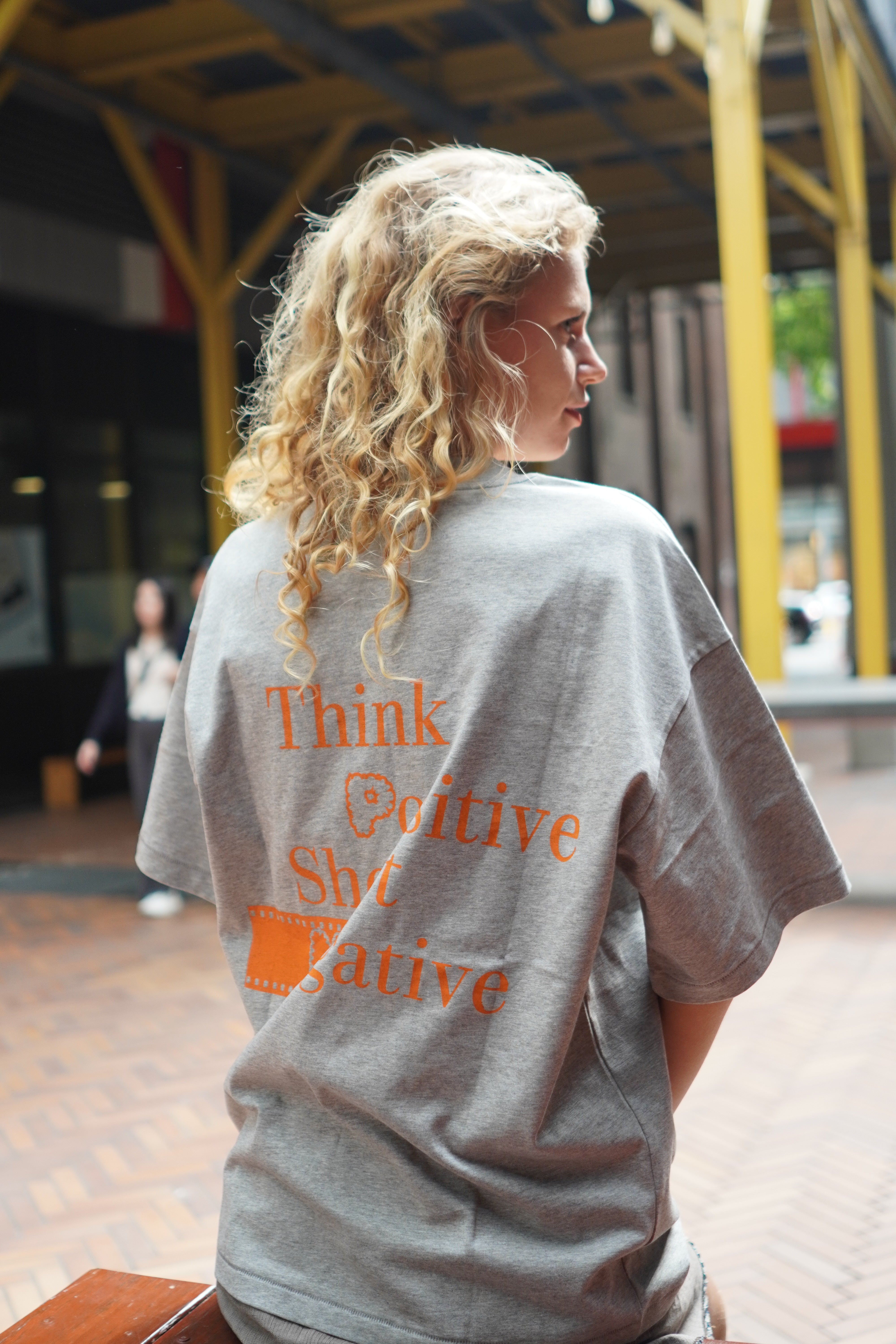 filmneverdie-think-positive-t-shirt-grau-orange-unisex image 2