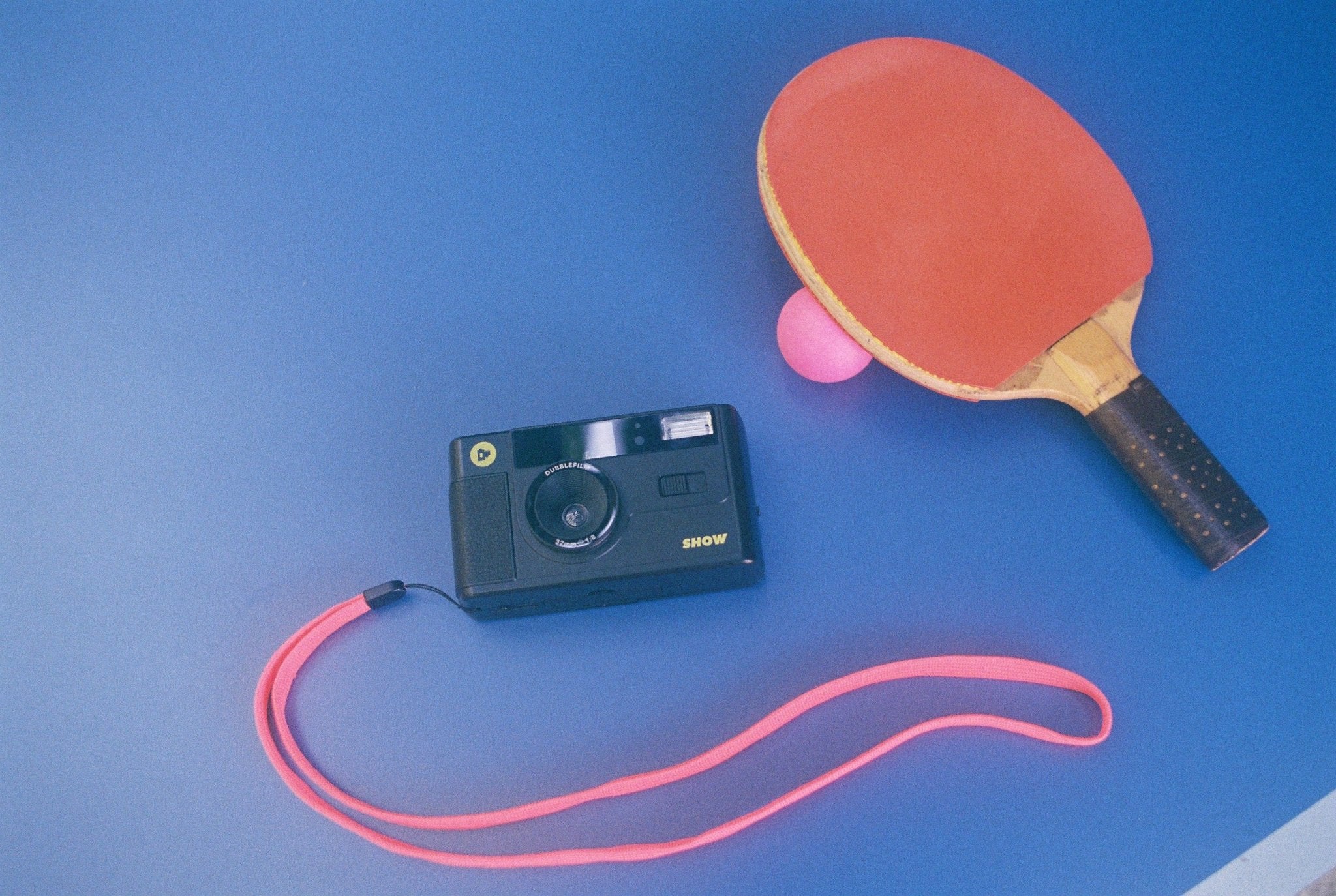 dubblefilm-show-black-35mm-kamera-mit-blitz image 1